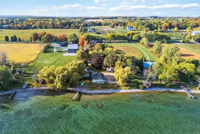 Image de Private Waterfront Retreat! Sunny Lakehouse + 4 Cottages & 10 King Beds