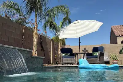 Image de Beautiful desert rancher with heated pool and spa, surrounded with palm trees