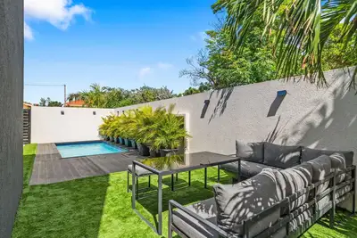 Luxurious Apt w/ Shared Pool