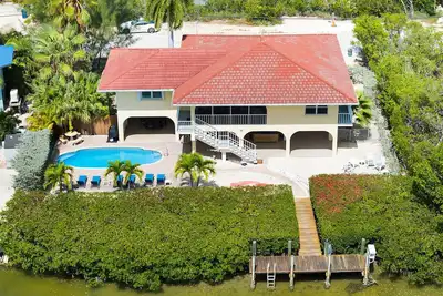 Image de Salty Skies : 4-bedroom - Pool - Dock - walking distance from Sombrero Beach