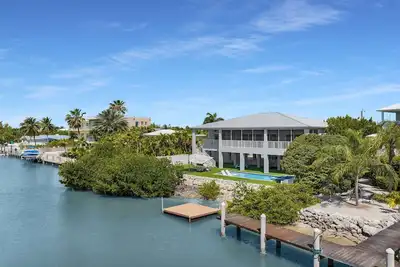 Image de Treasure Cove- Stunning 5-bedroom, Pool Home-Walking distance to Sombraro Beach