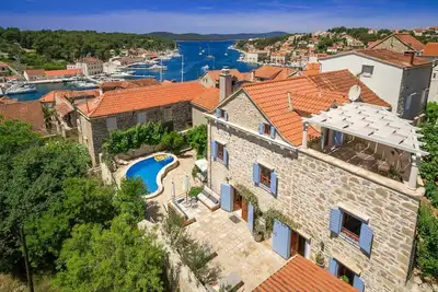 Image de Villa patrimoniale proche Milna avec piscine privée