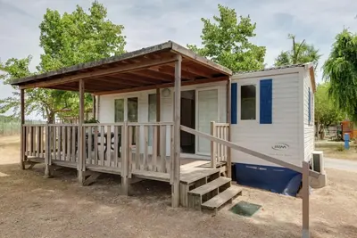 Image de Chalet moderne avec terrasse près de la plage
