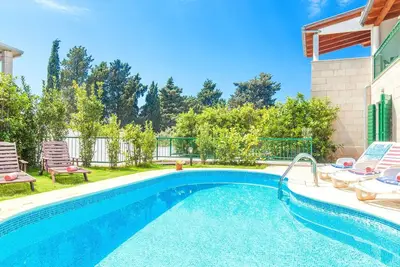 Image de Superbe villa avec piscine et jardin privיs