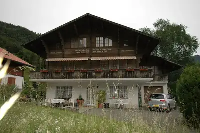Image de maison de vacances à Wilderswil avec jardin