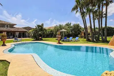 Image de Villa de luxe à seulement 2 km de la plage