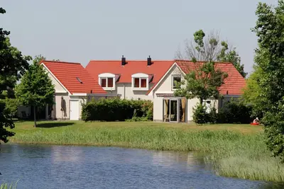 Image de Maison avec jardin, dans une zone riche en eau