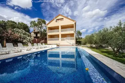 Image de Maison de vacances moderne à Kakma avec piscine