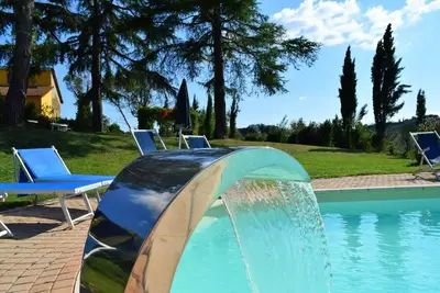 Image de Maison de vacances moderne à Vinci, avec piscine