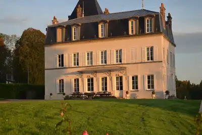 Image de Château à la mode à Asnières avec terrasse