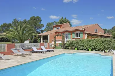 Image de Villa spacieuse Ă Bagnols-en-ForĂŞt avec piscine