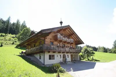 Villa dans une cour près du skiable