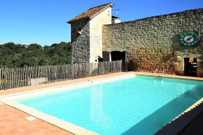 Image de Château rustique avec piscine et vue près d'Agen