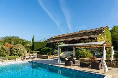 Image de Havre de paix au bord de la piscine Ă Salles