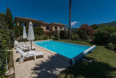 Image de Villa spacieuse avec piscine