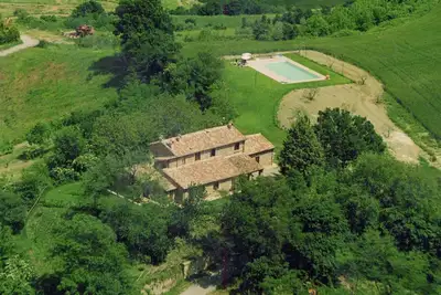 Ferme rustique à Proceno avec piscine