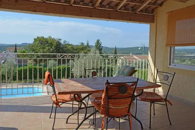 Image de Villa avec piscine et vue sur la vallée