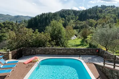 Image de Maison Ă Casola avec piscine et jacuzzi