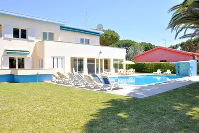 Image de Villa spacieuse à Vilamoura avec barbecue