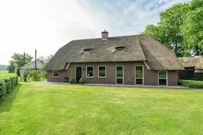 Image de Ferme à Rheeze près de forêt et prairies