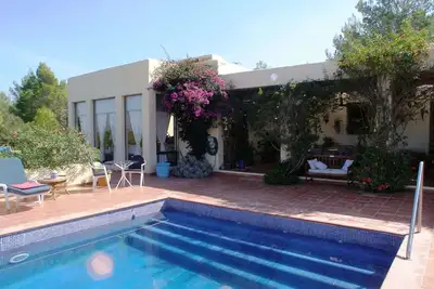 Image de Villa lumineuse de style américain avec piscine
