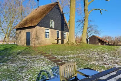 Image de Maison de vacances א Drimmelen avec jardin