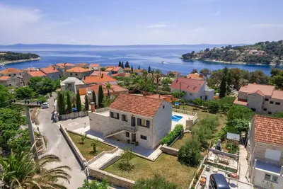 Image de Villa moderne avec piscine privée à Sumartin