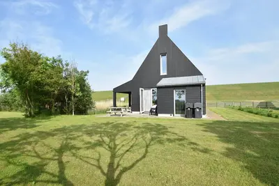 Image de Villa spacieuse à Tzummarum avec cheminée