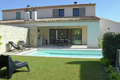 Villa moderne avec piscine privée à Malaucèn