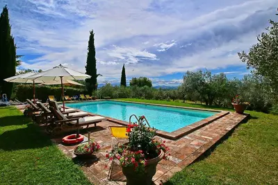 Image de Ferme à l'extérieur de Todi avec piscine