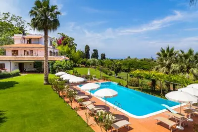 Captivante villa à Ricadi avec piscine