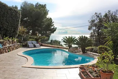 Image de Maison de vacances confortable avec piscine