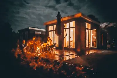 Image de Belle cabane dans les arbres en bois avec terrasse