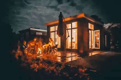 Image de Chalet avec terrasse couverte, proche de la nature