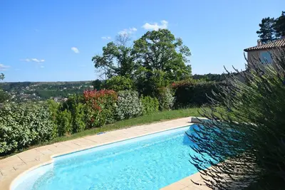 Image de Impressionnante villa surplombant la colline