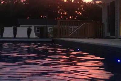 Moderne, maison neuve, emplacement idéal avec piscine et bain à remous!