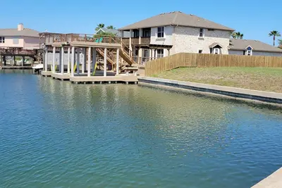 Maison au bord de l'eau avec canal au quai et stationnement supplémentaire!