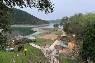 Image de Lakefront * Lake Travis + Piscine \/ HotTub + Sand Vball + Kayaks + Dock + Cuisine extérieure + 4 acres