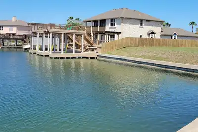 Maison au bord de l'eau avec un quai et un parking supplémentaire!