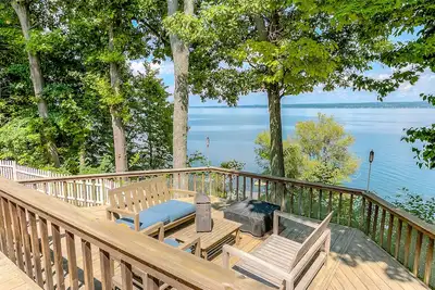 Image de Belle maison sur le lac idéal pour les familles et à distance de marche de la cave