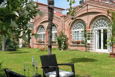 Ancienne maison privée avec un jardin secret