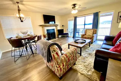Image de Luxury Water Front Condo sur le lac Hamilton 2br / 2ba, WiFi, piscine, 6 couchages avec / slip