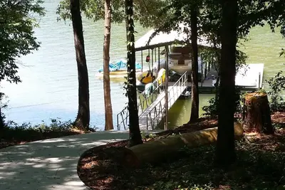 Image de Lake House, à 15 min de Clemson, WiFi, Priv. Quai, bateau à aubes, kayaks, billard