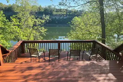 Image de Chalet au bord du lac: Accès à l'eau privée, parking bateau, vue sur le lac et Wi-Fi