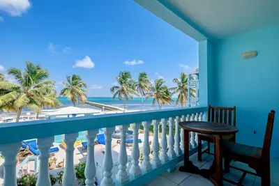 A6 cond Condo rénové avec une vue fabuleuse 😎 sur la barrière de corail! 🇧🇿