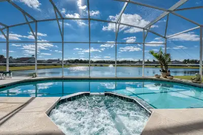 Image de Spectaculaire vue sur le lac + Sud face à la piscine \/ spa + salle de jeux Awesome * Disney close