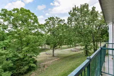 Image de Walk-In \"Hideaway at Holiday Hills\" Condo avec Netflix \/ Jacuzzi \/ Golf \/ Piscine intérieure!