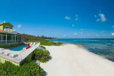 Image de 4 chambres \/ piscine privée, front de mer-Retraite familiale -Parrot-ise par CaymanVacation