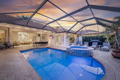Image de Tivoli Oasis - Boutique Luxury Pool \/ Spa House w Canal view in Central Naples