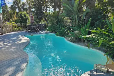 Image de Nouvellement rénové Island Pool Home Août spécial 1500 $ \/ semaine